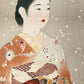 estampe japonaise femme en long kimono orange à motif de fleur, gros plan sur le visage et la ceinture du limono, obi, avec une grosse fleur rouge