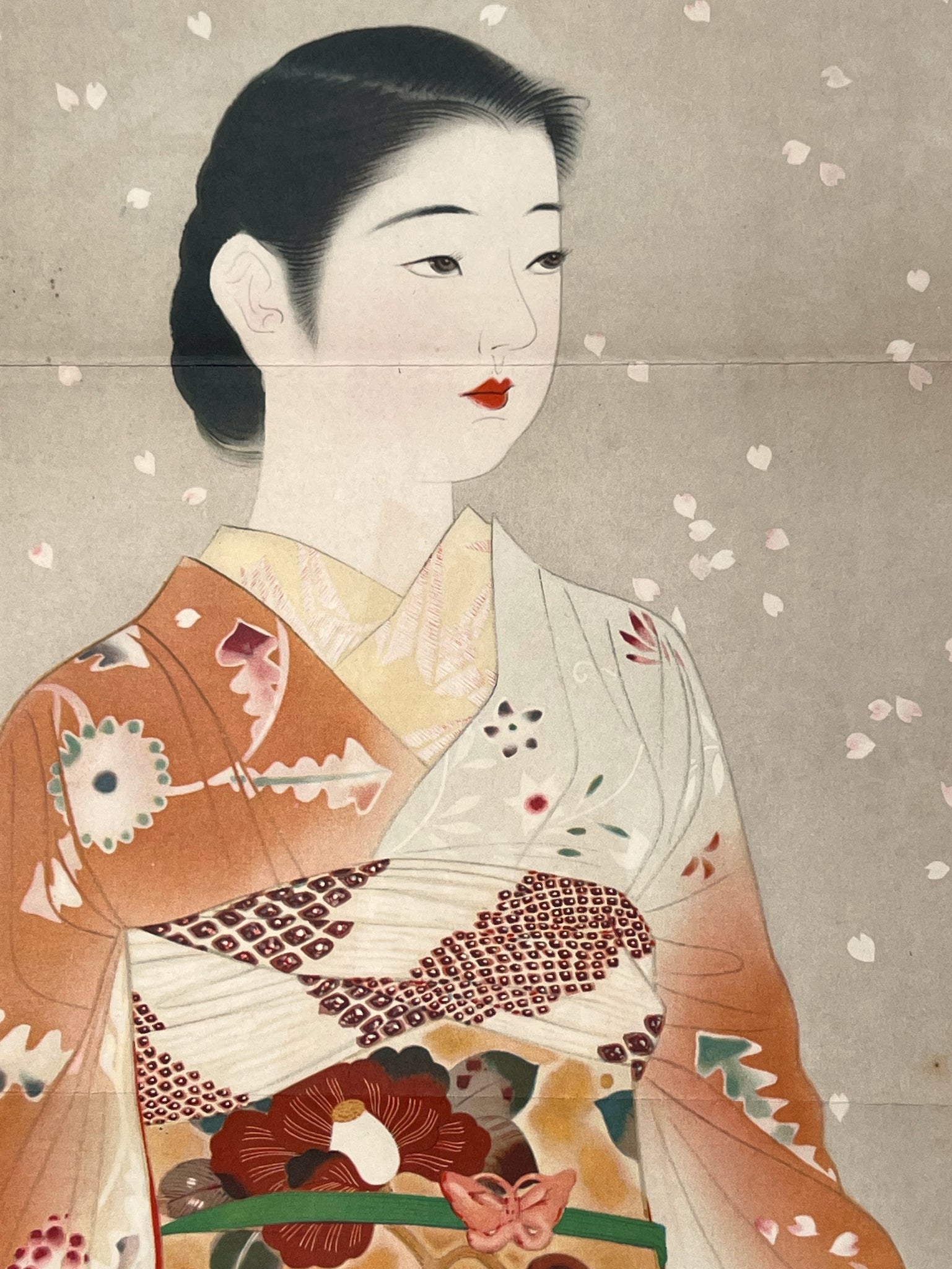 estampe japonaise femme en long kimono orange à motif de fleur, gros plan sur le visage et la ceinture du limono, obi, avec une grosse fleur rouge