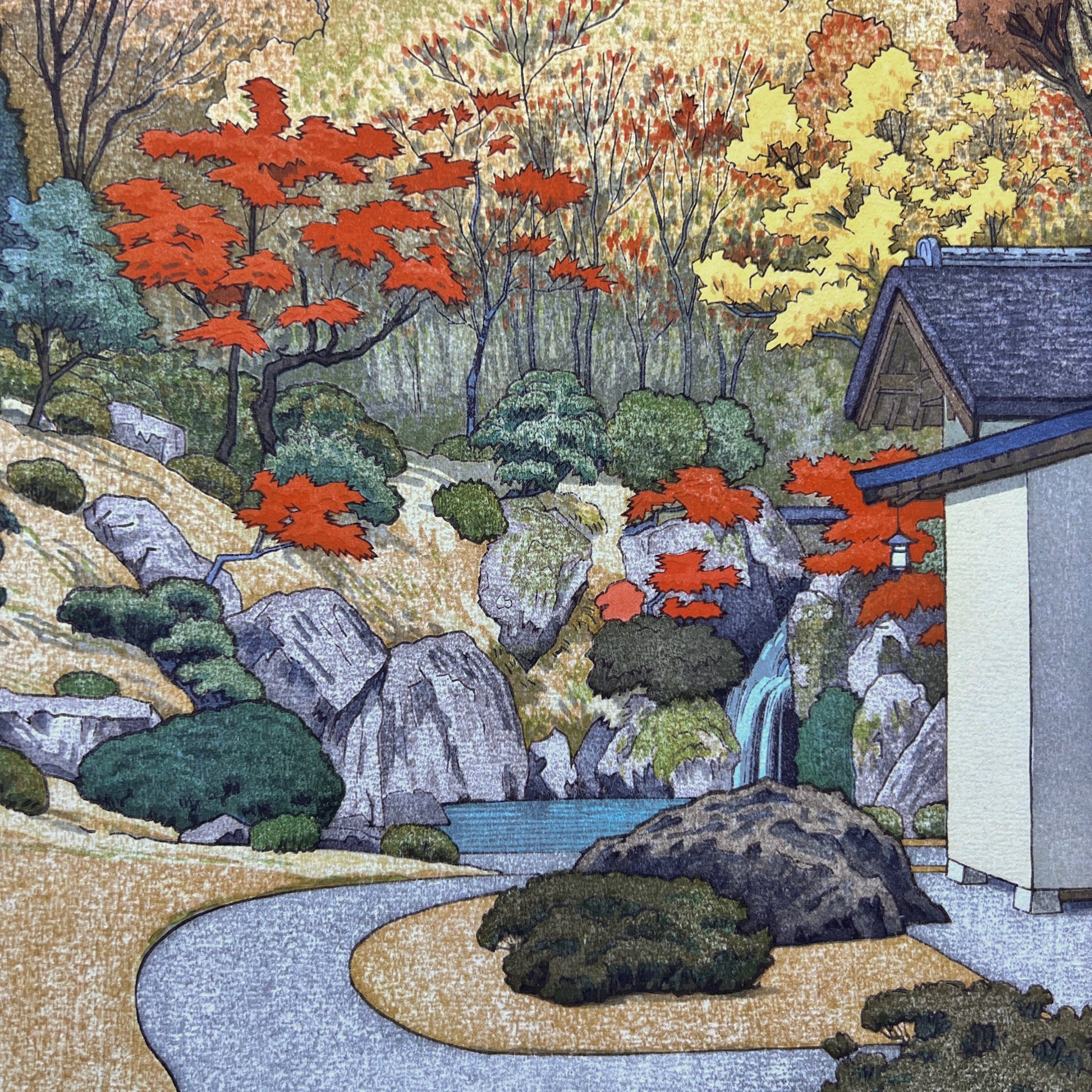 estampe japonaise de yoshida toshi  jardin à l'automne à Hakone, gras plan sur la cascade et les couleurs jaune orangé des arbres