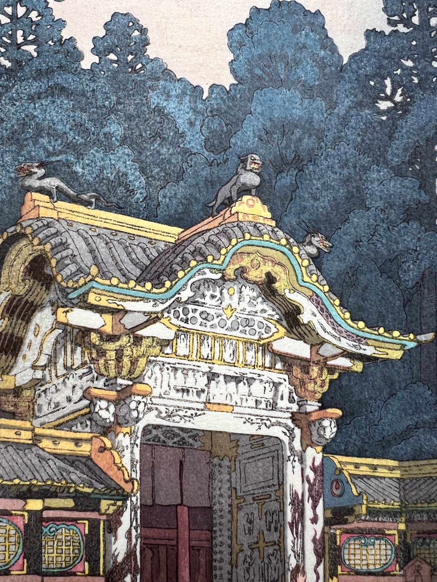 estampe japonaise de Yoshida Toshi représentant la porte Okaramon du temple Toshogu à Nikko, gros plan sur la porte