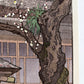 estampe japonaise prunier en fleurs au printemps devant un temple, gros plan sur le trons et la signature de l'artiste
