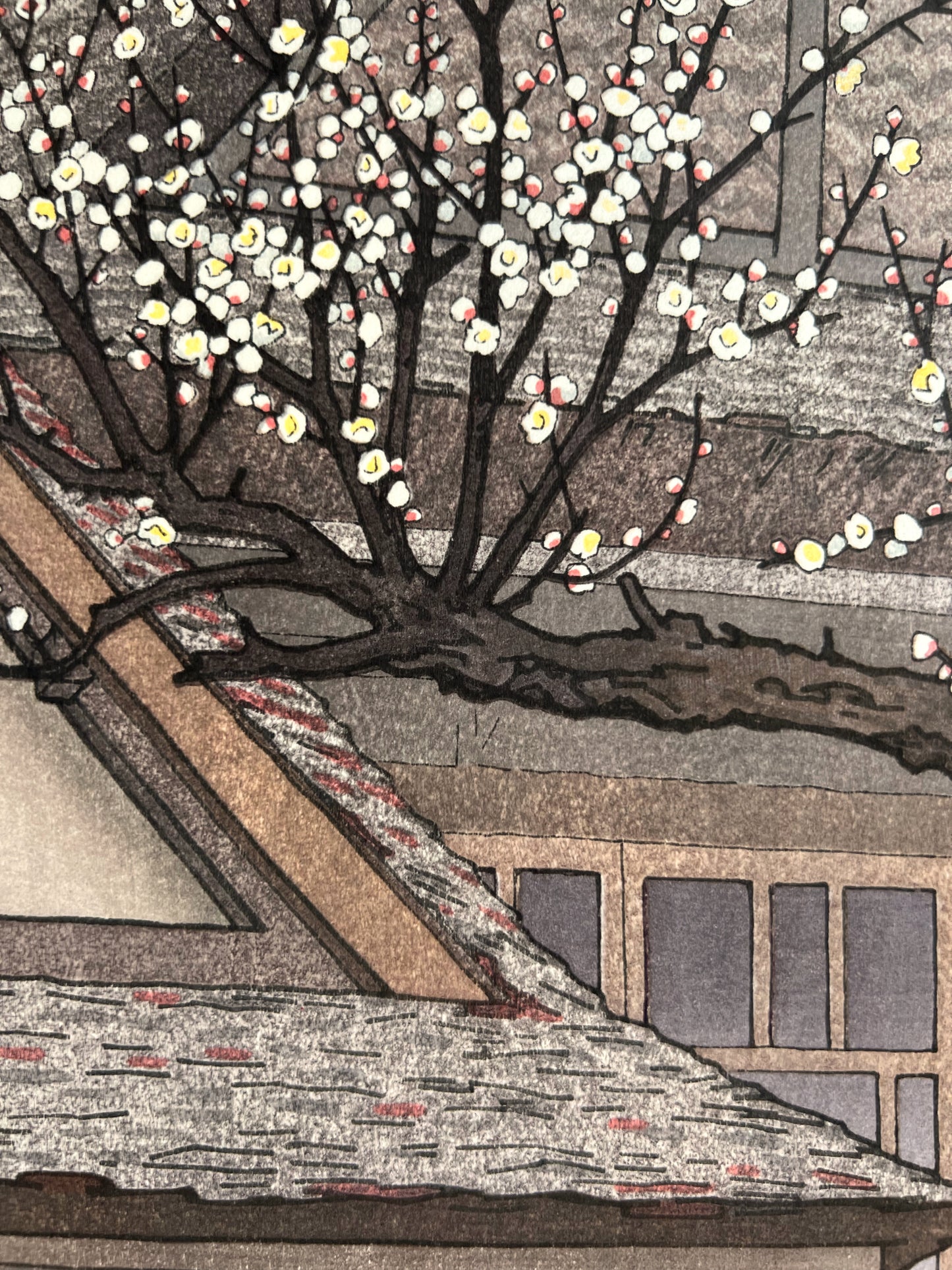 estampe japonaise prunier en fleurs au printemps devant un temple, gros plan sur les fleurs blanches de pruniers