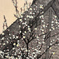 estampe japonaise prunier en fleurs au printemps devant un temple, détail des branches en fleurs