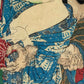 estampe japonaise une femme serre le bras dans homme voulant toucher son sein dénudé, gros plan sur le bras poilu de l'homme  et le kimono