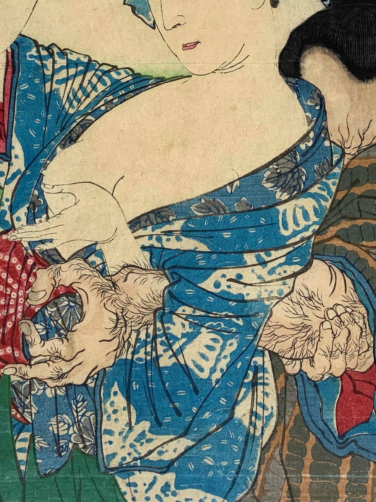 estampe japonaise une femme serre le bras dans homme voulant toucher son sein dénudé, gros plan sur le bras poilu de l'homme  et le kimono
